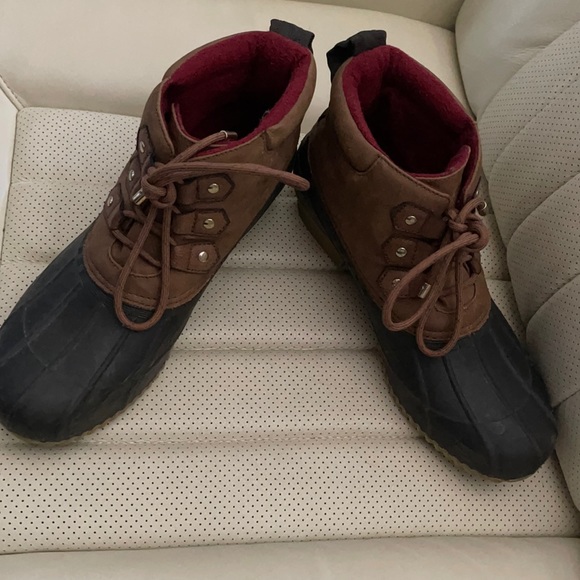 Tommy Hilfiger Shoes - Tommy Hilfiger Duck boots GUC